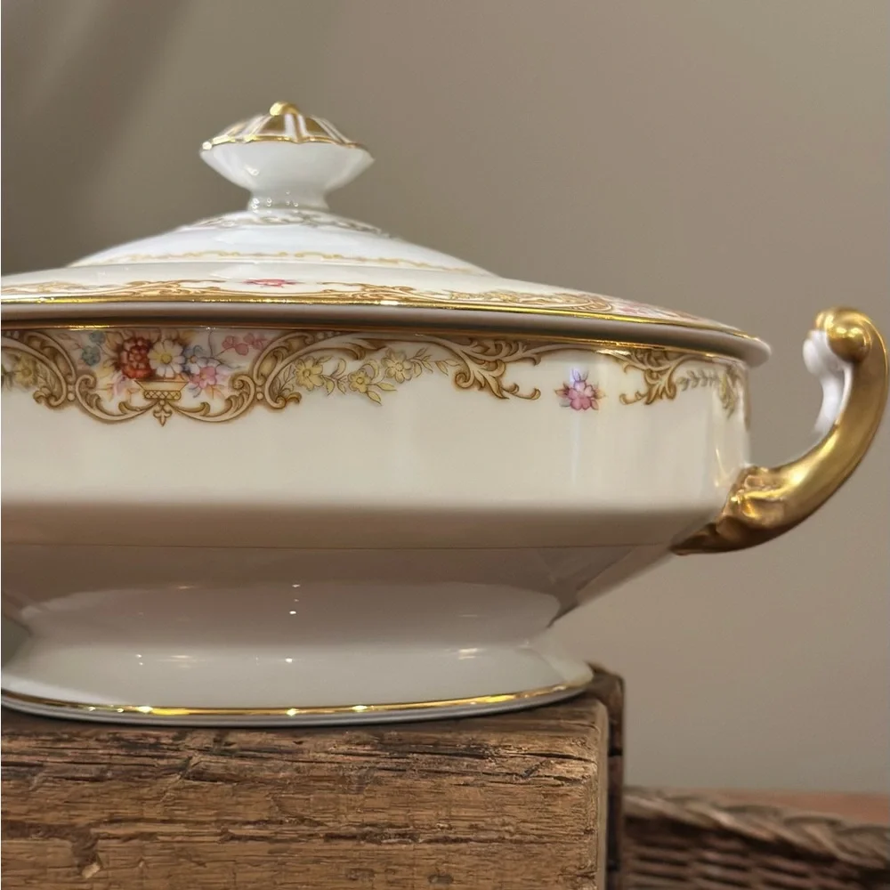 Noritake Trojan Fine Porcelain Vegetable Bowl With Finial Topped Dome Lid